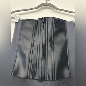Under Sculpture™ Waist Cincher High-Waisted Short size large EUC